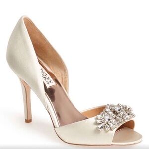 Badgley Mischka high heel 4 inch pump Cream color Satin with rhinestones